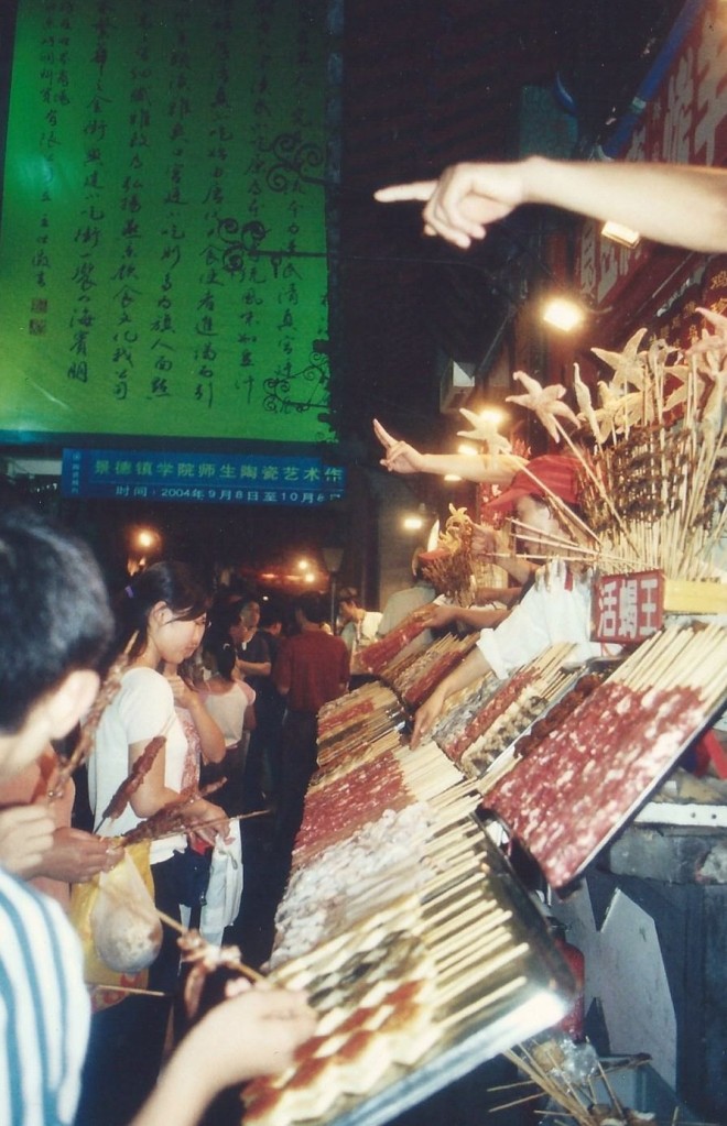 Brochettes d'insectes, Pékin (août 2004)