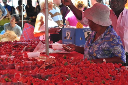 Marchande de fraises, Marché de St-Paul (octobre 2011)