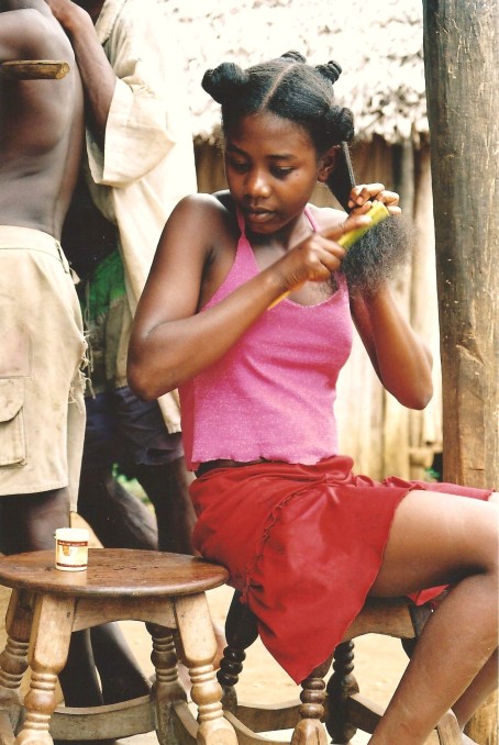 Jeune fille coquette, Cap Masoala, Madagascar (octobre 2006)